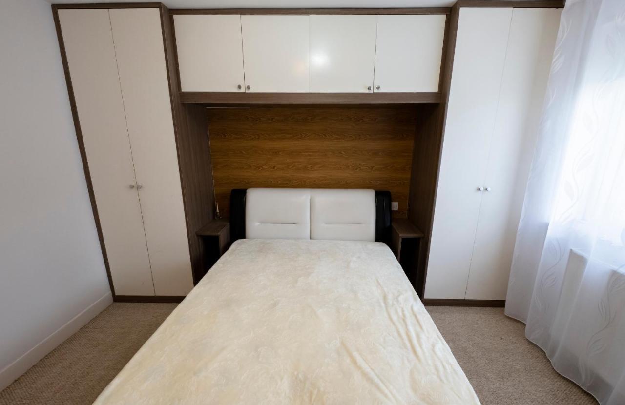 19 Shrewsbury Walk Appartement Isleworth Buitenkant foto